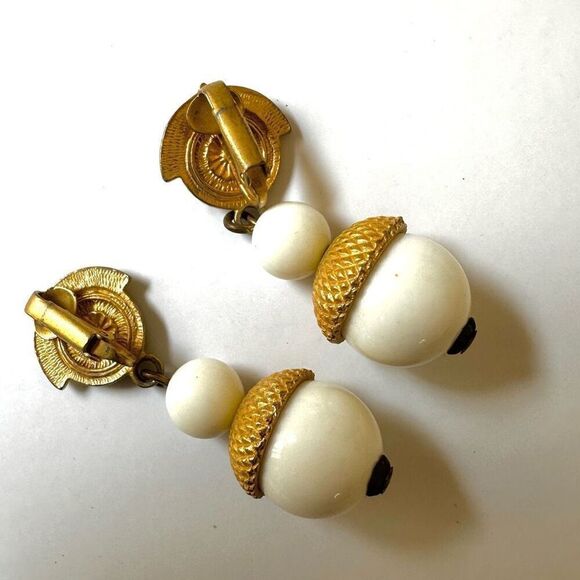 White and gold tone vintage drop clip on earrings - Picture 3 of 9